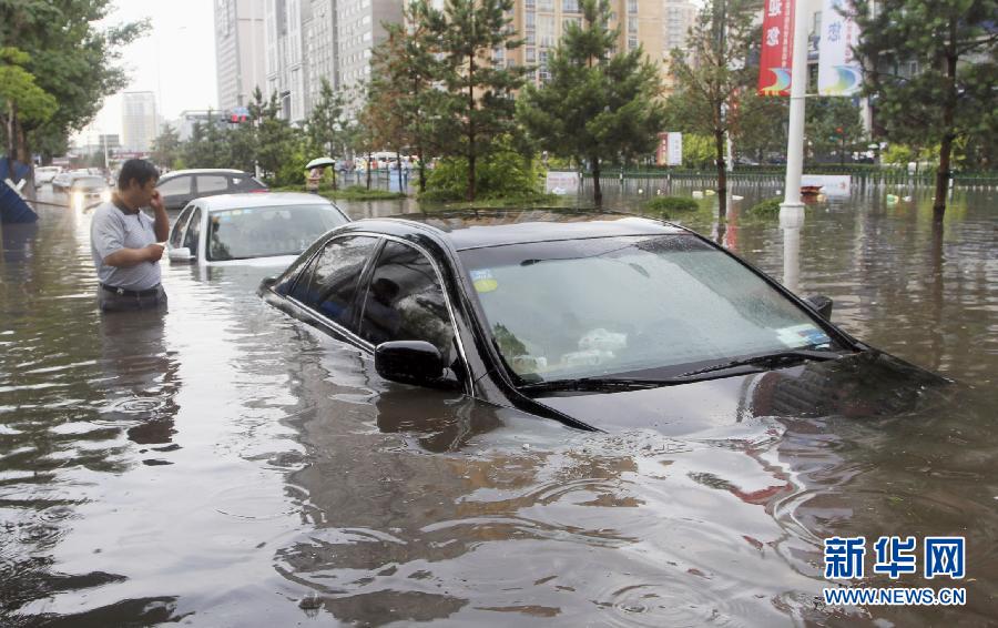 #（生態(tài)）（1）強(qiáng)降雨襲哈爾濱 多輛機(jī)動(dòng)車(chē)被淹