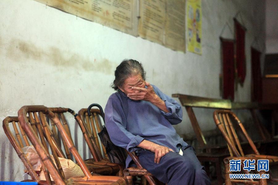 #（關(guān)注臺風(fēng)“?？保?）浙江臨海一獨居老人被轉(zhuǎn)移10分鐘后房屋倒塌