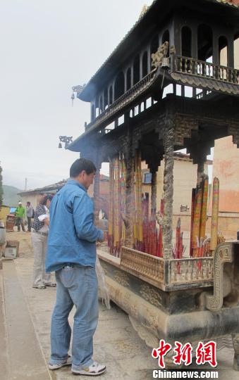 9月11日，云南香格里拉縣松贊林寺香火旺盛。當(dāng)?shù)芈糜尉滞嘎?，今年，截?月30日，游客數(shù)量已達(dá)到30萬(wàn)，國(guó)外游客數(shù)量約3.6萬(wàn)，破2011年紀(jì)錄指日可待。鄭雪松攝