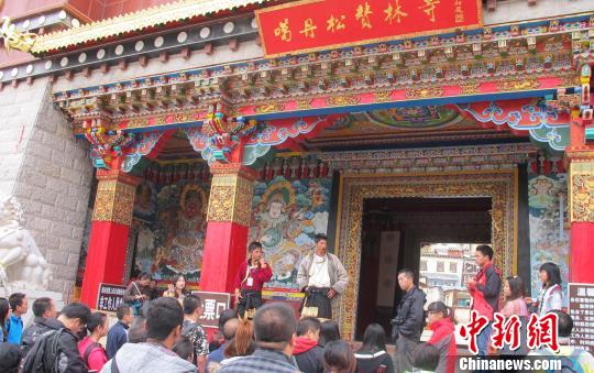 9月11日，云南香格里拉縣松贊林寺香火旺盛。當?shù)芈糜尉滞嘎?，今年，截?月30日，游客數(shù)量已達到30萬，國外游客數(shù)量約3.6萬，破2011年紀錄指日可待。鄭雪松攝