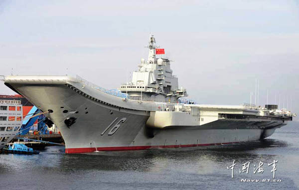 原文配圖：中國海軍航母平臺港內(nèi)最新靜態(tài)照片。李唐 攝