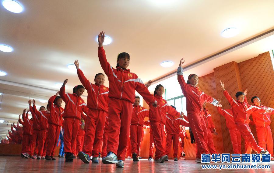3月17日，云南省迪慶藏族自治州德欽縣第一小學的學生在舞蹈室里跳民族舞。新華社 藺以光 攝