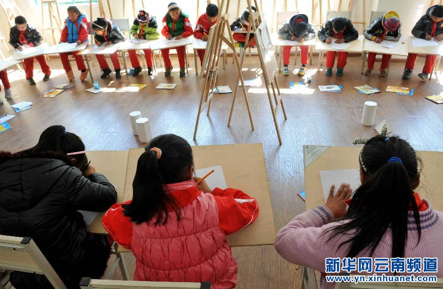  3月17日，云南省迪慶藏族自治州德欽縣第一小學學生在美術(shù)教室里上課。新華社 藺以光 攝