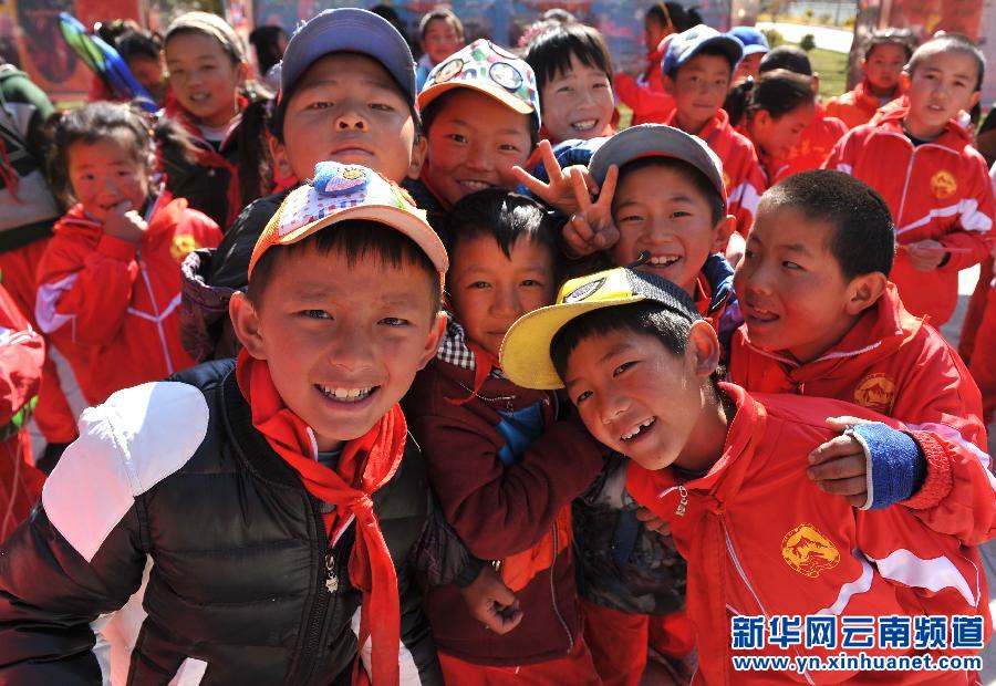  3月17日，云南省迪慶藏族自治州德欽縣第一小學(xué)的孩子面對(duì)鏡頭露出笑容。新華社 藺以光 攝