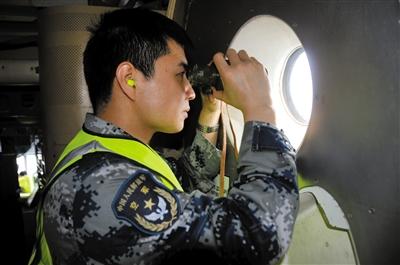 失聯(lián)客機(jī)大量疑似物“現(xiàn)身”中國軍艦成搜救主力