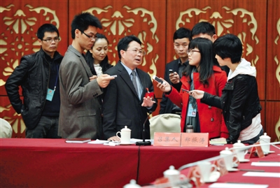2013年1月26日，廣東省韶關(guān)市委書記鄭振濤透露，韶關(guān)始興縣的公務(wù)員將可通過內(nèi)網(wǎng)查詢當(dāng)?shù)?26名官員的財產(chǎn)信息，包括工資、房產(chǎn)、投資等六大類。圖/CFP