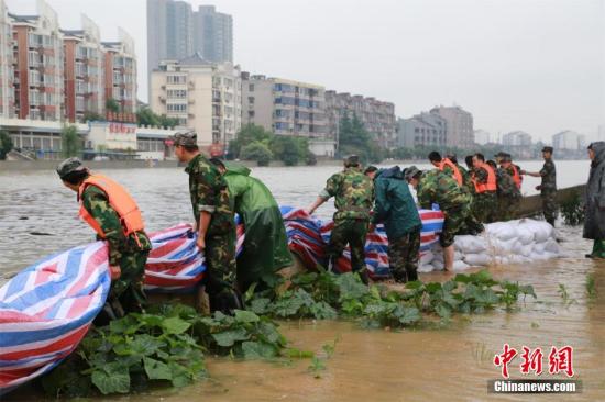 長江中下游普降暴雨，常州連續(xù)超24小時(shí)的降雨，使城市進(jìn)入“看?！蹦Ｊ?。主要河、湖、庫水位普遍上漲，全面超警戒，大運(yùn)河常州城區(qū)段水位創(chuàng)歷史新高。常州防汛防旱指揮部18日通報(bào)，截至18日上午8時(shí)，大運(yùn)河水位仍超警戒。并出現(xiàn)了駁岸穿水、倒灌等現(xiàn)象，沿線社區(qū)、村莊、企業(yè)受災(zāi)較嚴(yán)重。唐娟 攝