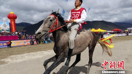香格里拉各族民眾賽馬慶端午場面壯觀堪比“那達(dá)慕”