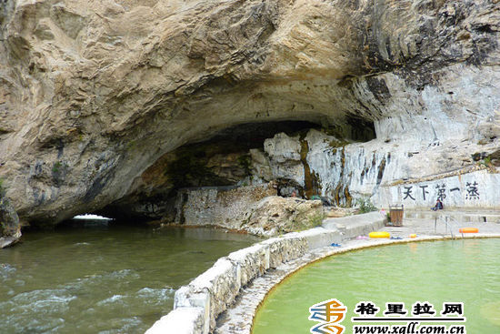 英國(guó)著名作家詹姆斯·希爾頓在其長(zhǎng)篇小說(shuō)《消失的地平線》中，描繪的一個(gè)遠(yuǎn)在中國(guó)群山峻嶺之中的永恒和平寧?kù)o的藏區(qū)—“香格里拉”(shangri-la)，那里有湖泊、高山、峽谷、草原，自然風(fēng)光集壯闊與秀美于一體，景色無(wú)與倫比，仿佛世外桃源。