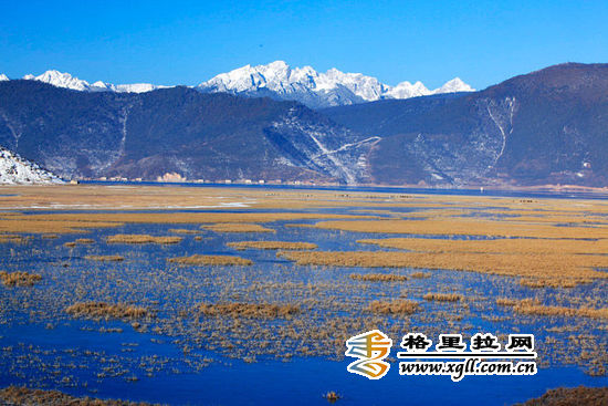 英國(guó)著名作家詹姆斯·希爾頓在其長(zhǎng)篇小說(shuō)《消失的地平線》中，描繪的一個(gè)遠(yuǎn)在中國(guó)群山峻嶺之中的永恒和平寧?kù)o的藏區(qū)—“香格里拉”(shangri-la)，那里有湖泊、高山、峽谷、草原，自然風(fēng)光集壯闊與秀美于一體，景色無(wú)與倫比，仿佛世外桃源。