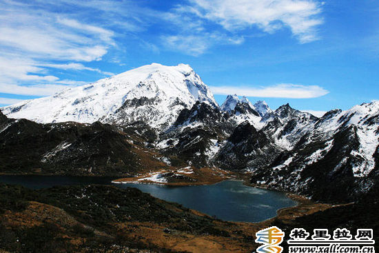 英國(guó)著名作家詹姆斯·希爾頓在其長(zhǎng)篇小說(shuō)《消失的地平線》中，描繪的一個(gè)遠(yuǎn)在中國(guó)群山峻嶺之中的永恒和平寧?kù)o的藏區(qū)—“香格里拉”(shangri-la)，那里有湖泊、高山、峽谷、草原，自然風(fēng)光集壯闊與秀美于一體，景色無(wú)與倫比，仿佛世外桃源。