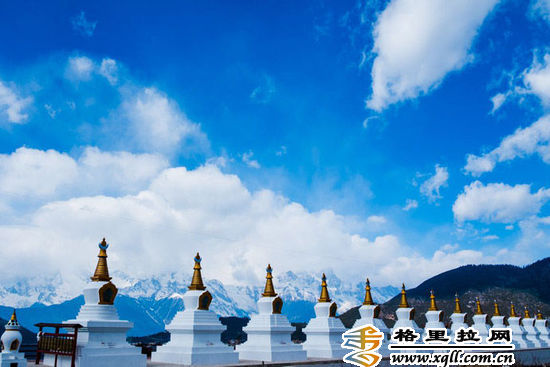 英國(guó)著名作家詹姆斯·希爾頓在其長(zhǎng)篇小說(shuō)《消失的地平線》中，描繪的一個(gè)遠(yuǎn)在中國(guó)群山峻嶺之中的永恒和平寧?kù)o的藏區(qū)—“香格里拉”(shangri-la)，那里有湖泊、高山、峽谷、草原，自然風(fēng)光集壯闊與秀美于一體，景色無(wú)與倫比，仿佛世外桃源。