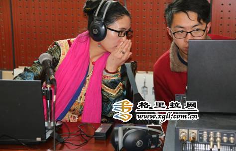 迪慶州廣播電臺在現場直播開幕式（此里取次）
