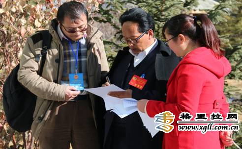 兩會審稿制度非常嚴格，稿件把控尤為重要。圖為州委宣傳部領導在審核新聞稿件。