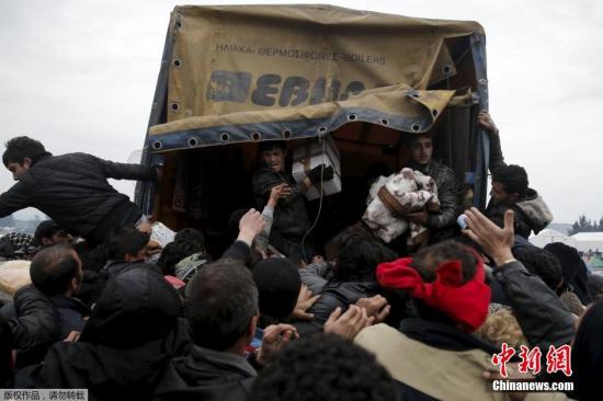 資料圖：希臘Idomeni，移民持續(xù)滯留希臘與馬其頓邊境，蜂擁爭搶救援物資。
