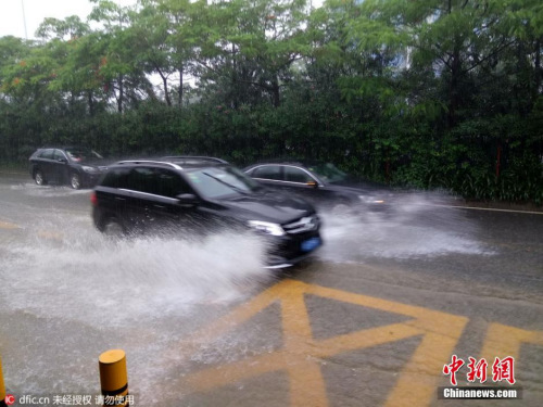 2016年5月20日，廣東深圳，入汛以來最強降雨襲擊深圳，馬路成“河流”，車輛涉水而行，深圳全市進入暴雨防御狀態(tài)。 東方IC 版權(quán)作品 請勿轉(zhuǎn)載