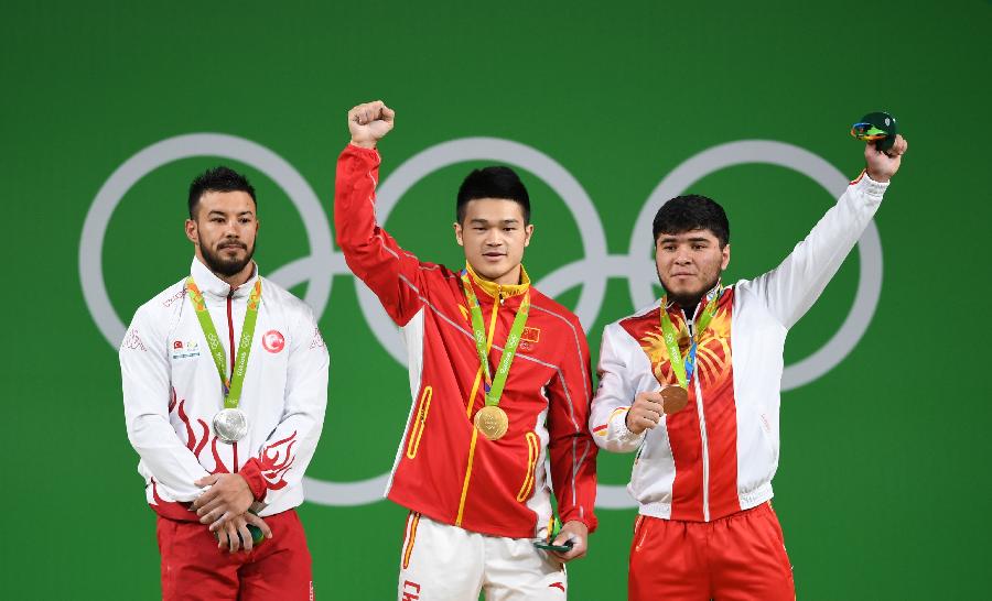 8月9日，中國(guó)選手石智勇（中）、土耳其選手伊斯梅洛夫（左）和吉爾吉斯斯坦選手阿爾特科夫在頒獎(jiǎng)儀式上。當(dāng)日，在2016年里約奧運(yùn)會(huì)舉重男子69公斤級(jí)決賽中，中國(guó)選手石智勇以352公斤的總成績(jī)奪冠。土耳其選手伊斯梅洛夫和吉爾吉斯斯坦選手阿爾特科夫分獲亞軍、季軍。新華社記者程敏攝 
