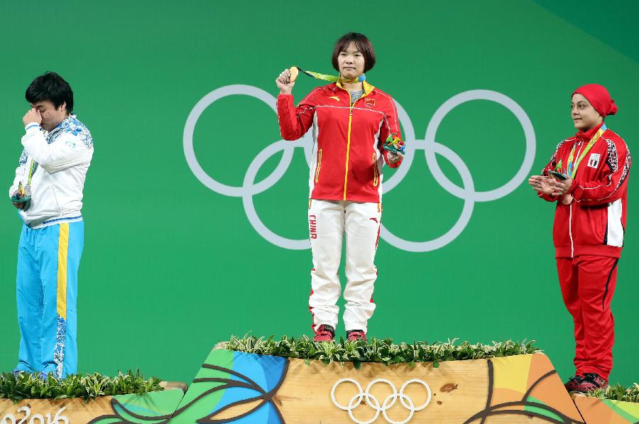 <P>8月10日，中國(guó)選手向艷梅（中）、哈薩克斯坦選手扎帕庫(kù)爾（左）和埃及選手艾哈邁德在頒獎(jiǎng)儀式上。當(dāng)日，在2016年里約奧運(yùn)會(huì)女子舉重69公斤級(jí)決賽中，向艷梅以261公斤的總成績(jī)奪得冠軍，扎帕庫(kù)爾和艾哈邁德分獲亞軍和季軍。新華社記者李明攝</P>
