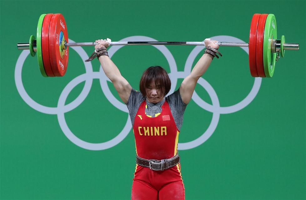 8月10日，向艷梅在挺舉比賽中。當日，在2016年里約奧運會女子舉重69公斤級決賽中，中國選手向艷梅以261公斤的總成績奪得冠軍。 新華社記者李明攝