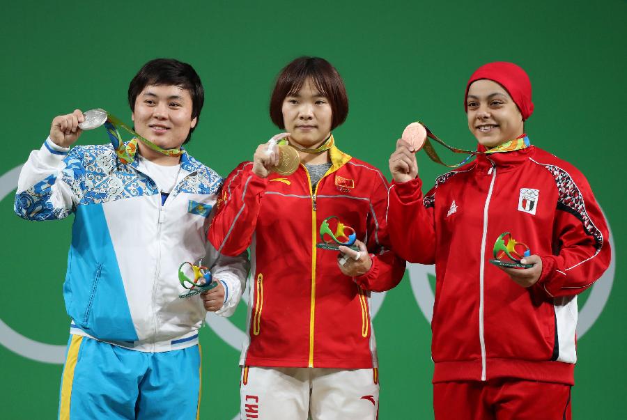 <P>8月10日，中國選手向艷梅（中）、哈薩克斯坦選手扎帕庫爾（左）和埃及選手艾哈邁德在頒獎儀式上展示獎牌。當日，在2016年里約奧運會女子舉重69公斤級決賽中，向艷梅以261公斤的總成績奪得冠軍，扎帕庫爾和艾哈邁德分獲亞軍和季軍。新華社記者李明攝</P>