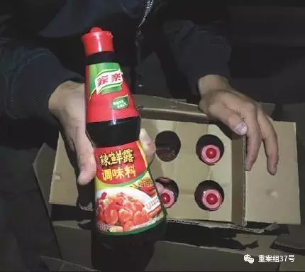 1月2日，新發(fā)地市場(chǎng)附近，來自獨(dú)流鎮(zhèn)的造假者展示假冒“家樂辣鮮露”樣品，部分假調(diào)料以送貨上門方式進(jìn)京。