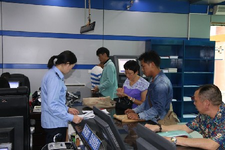 維西縣地稅局辦稅服務(wù)大廳工作人員在耐心、仔細(xì)辦理業(yè)務(wù)