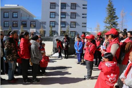 中國(guó)人民銀行迪慶支行兒到童福利院開展獻(xiàn)愛心活動(dòng)
