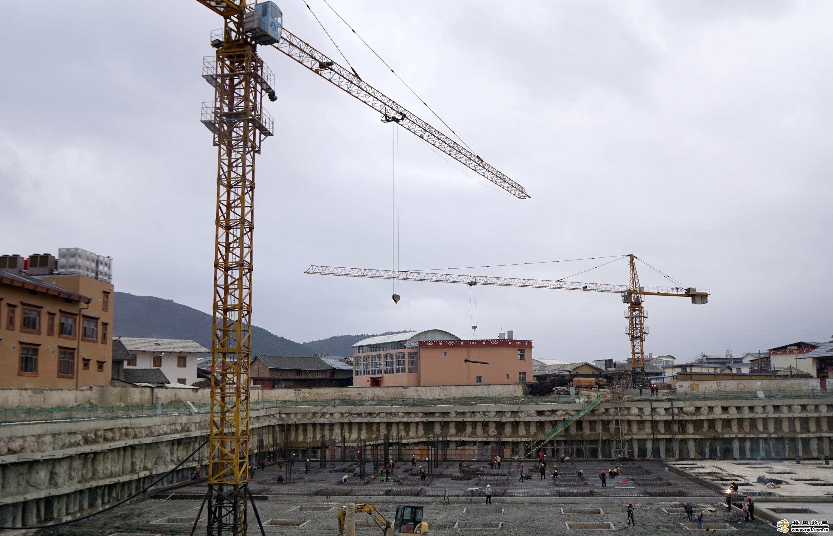獨克宗古城“月光印巷”項目建設(shè)工地正在進行地下工程建設(shè)