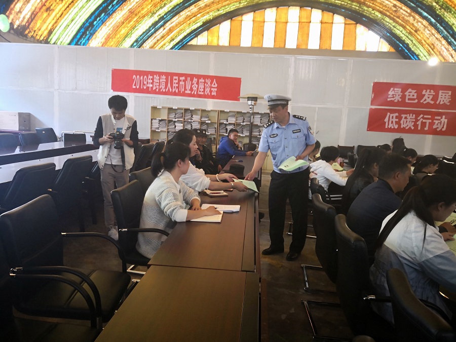 迪慶交警到中國(guó)人民銀行迪慶州中心支行開(kāi)展交通安全宣傳活動(dòng)