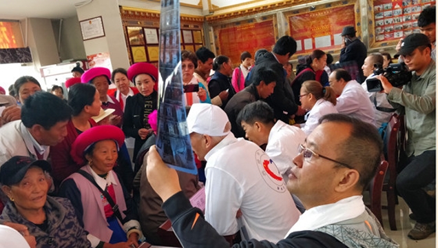 “同心?共鑄中國心”醫(yī)療專家走進州藏醫(yī)院