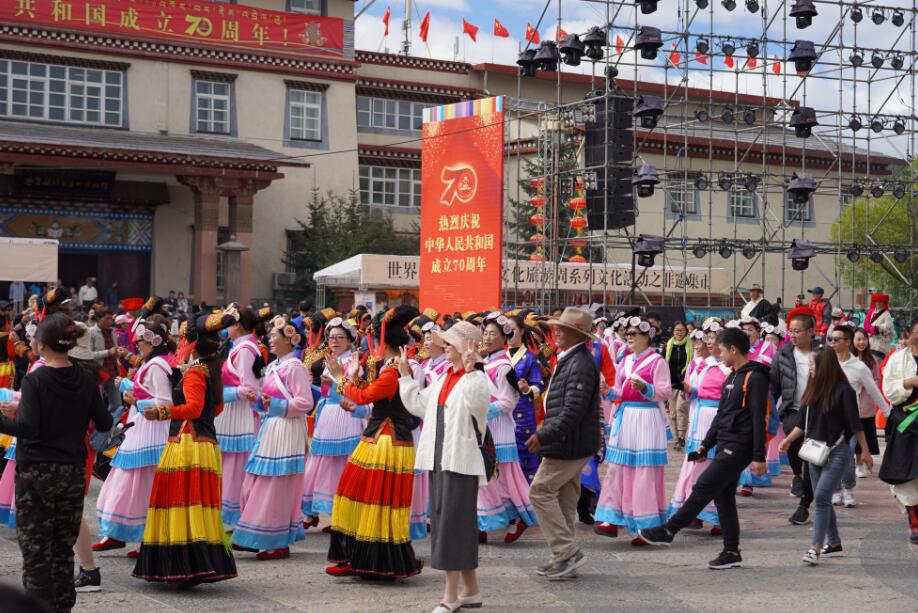 迪慶各族兒女歡歌熱舞展風(fēng)采  喜氣洋洋慶國慶