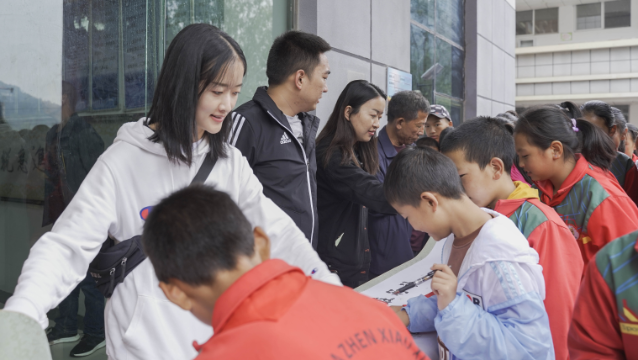 哈巴雪山管護局開展生態(tài)文明建設(shè)進校園、進企業(yè)科普宣教活動