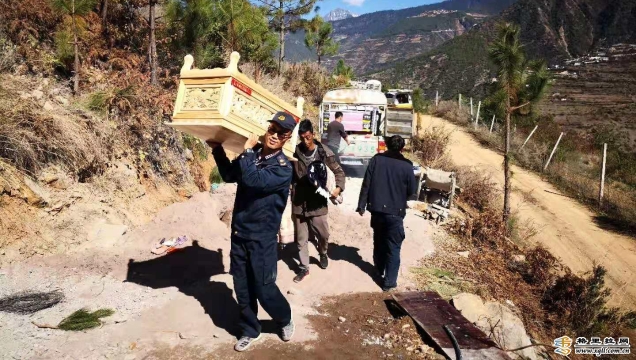 搬新家 住新房 德欽路政大隊(duì)走訪慰問(wèn)特困戶