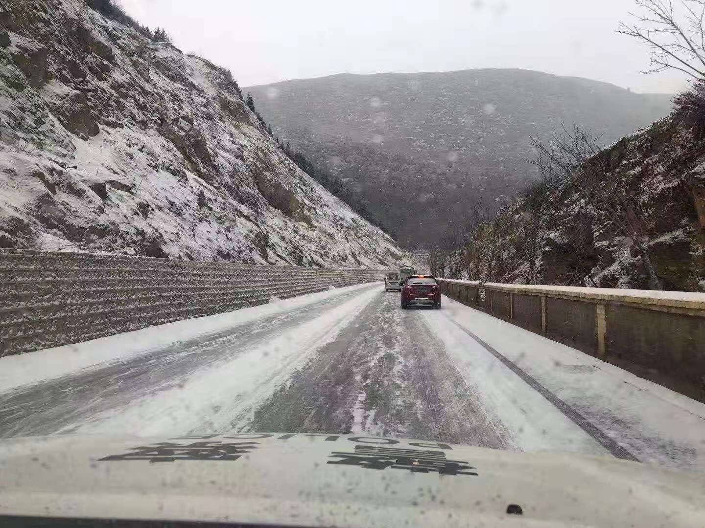 雪后路滑出行要小心！迪慶的親們，最新路況來了