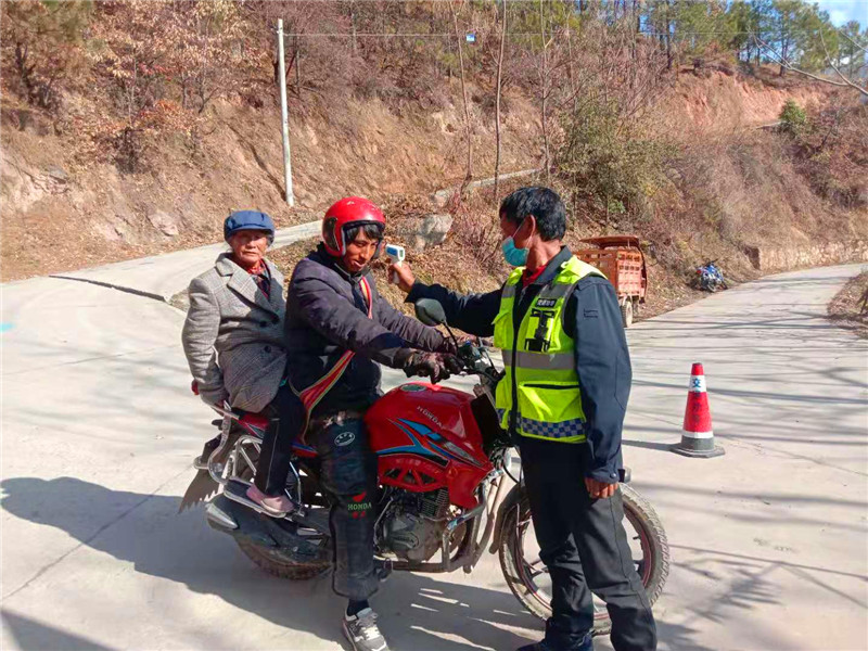 拉嘎洛村疫情防控監(jiān)測卡點對村民進行體溫檢測