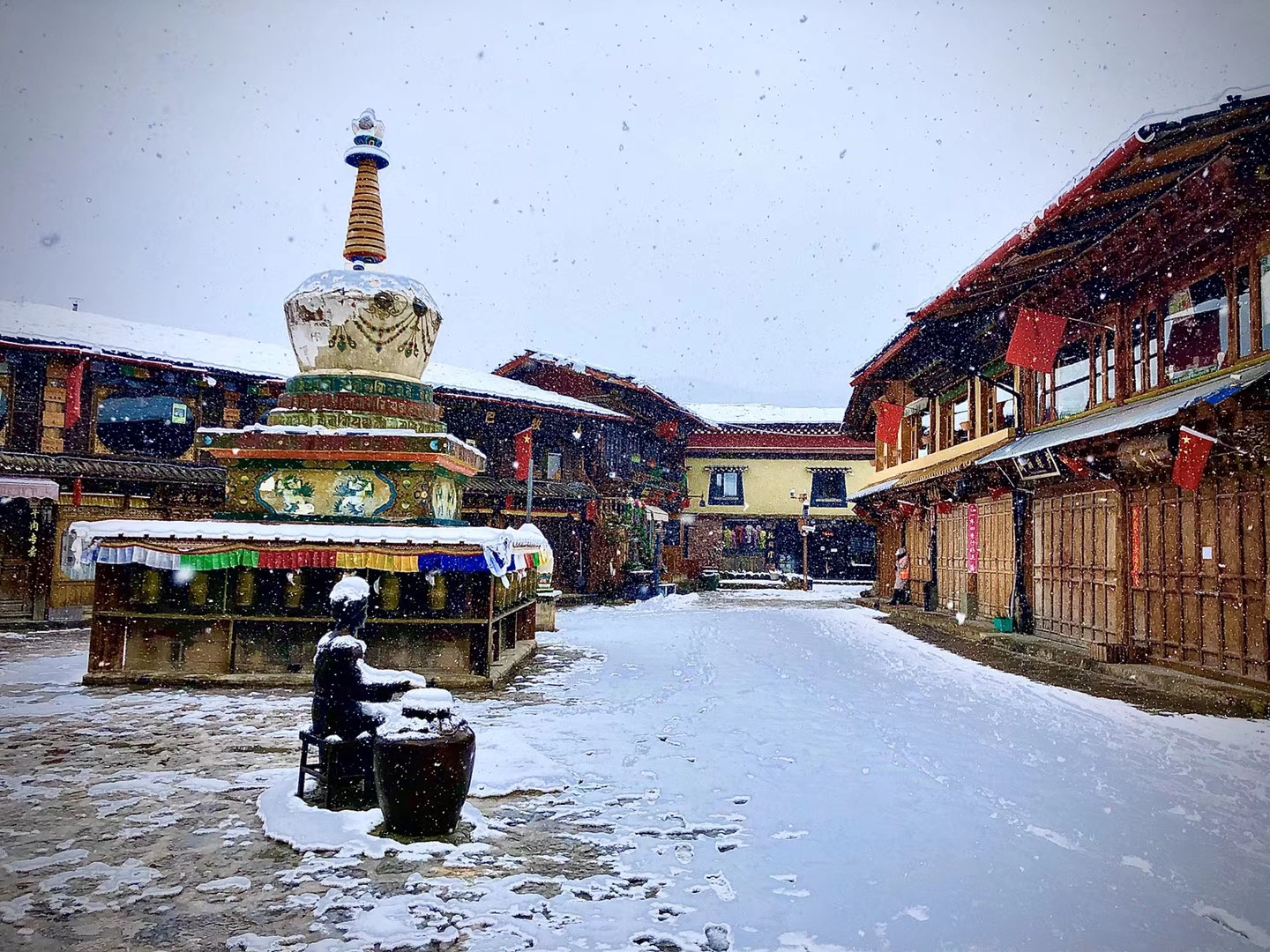 香格里拉又下雪啦！雪景雖美，出門賞雪記得帶上口罩哦！