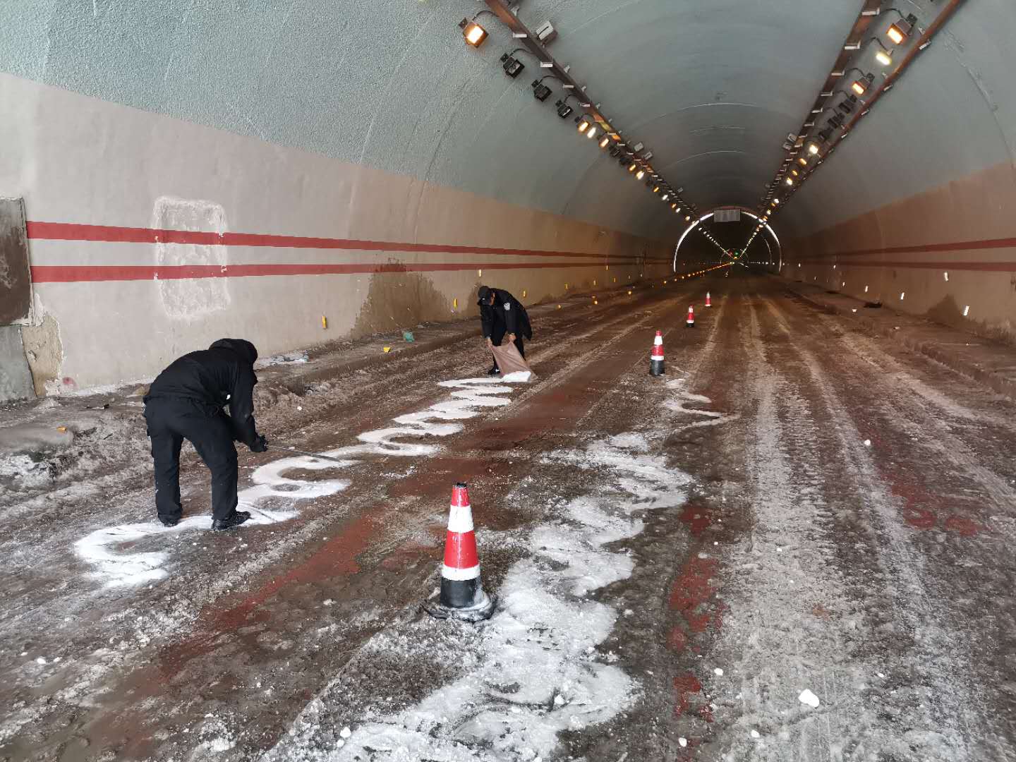 白馬雪山隧道大面積結(jié)冰，德欽交警撒鹽除冰保暢通