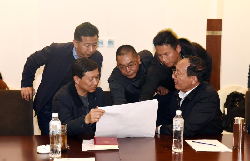 州委書記王以志、州長齊建新趕赴開發(fā)區(qū)森林火災(zāi)一線查看火情