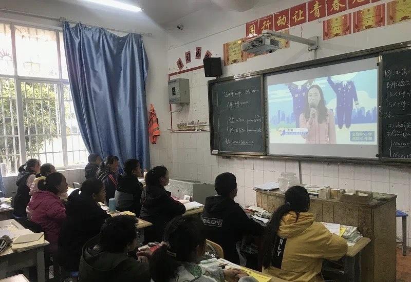 維西縣各學校收看網絡直播消防公開課