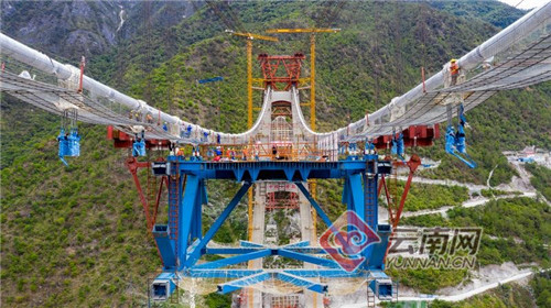 麗香鐵路金沙江特大橋首片中跨鋼桁梁架設成功