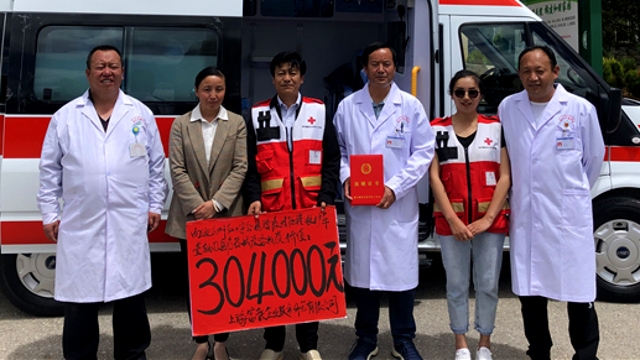 愛(ài)心企業(yè)捐贈(zèng)救護(hù)車