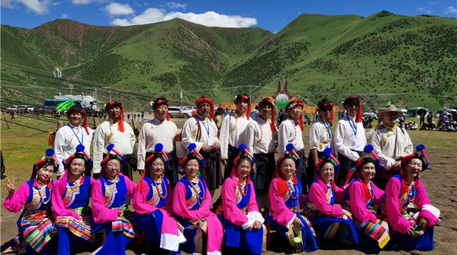 迪慶州文化館雍洽碩弦子民間藝術(shù)團(tuán)參加比如縣第十二屆蘇毗·娜秀文化旅游藝術(shù)節(jié)暨冬蟲(chóng)夏草展銷(xiāo)會(huì)