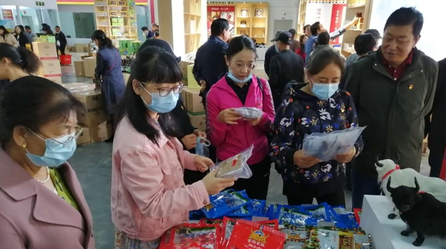 州直離退休干部黨委組織老黨員開(kāi)展消費(fèi)扶貧活動(dòng)
