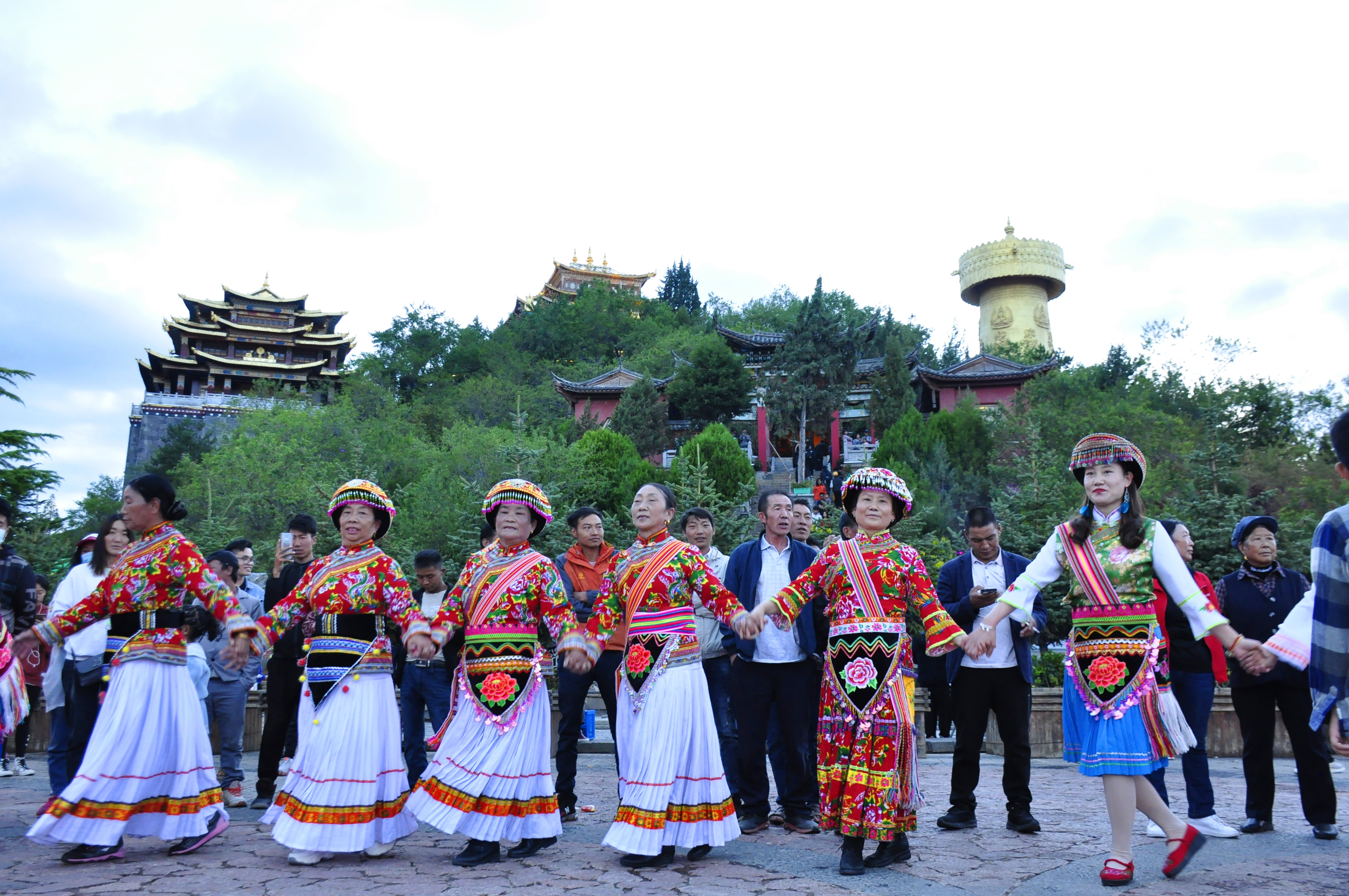 傈僳族阿尺木刮常態(tài)化展演在月光廣場(chǎng)拉開(kāi)帷幕