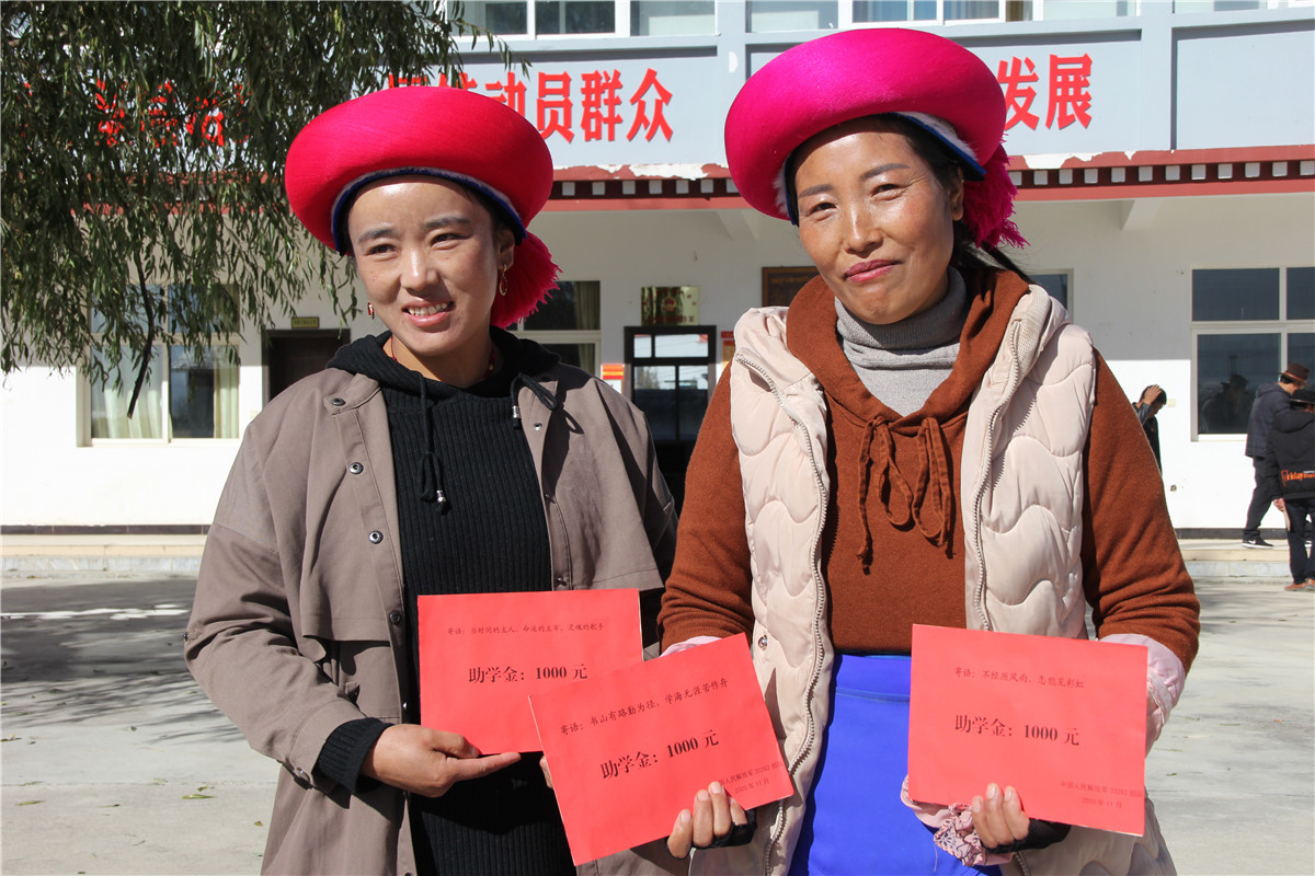解放軍某部官兵到尼史村開展捐資助學(xué)活動(dòng)