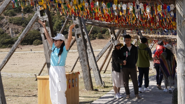 “五一”小長假前三日，普達(dá)措國家公園客流量上萬