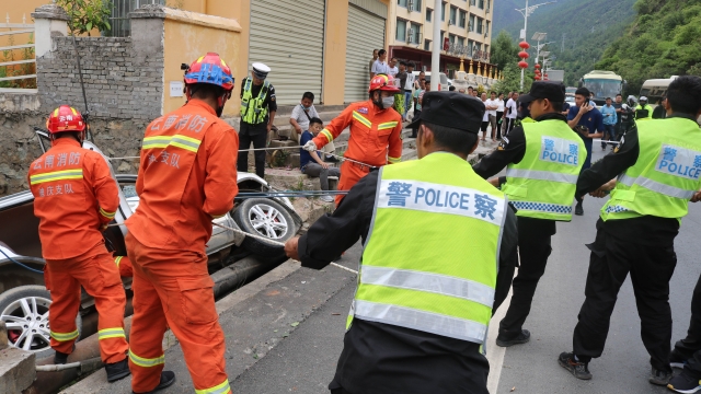 香格里拉經(jīng)濟(jì)開發(fā)區(qū)發(fā)生車禍，4人被困…