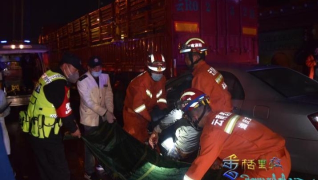 驚險(xiǎn)！轎車追尾掛車，香格里拉多方聯(lián)動(dòng)救助被困司機(jī)