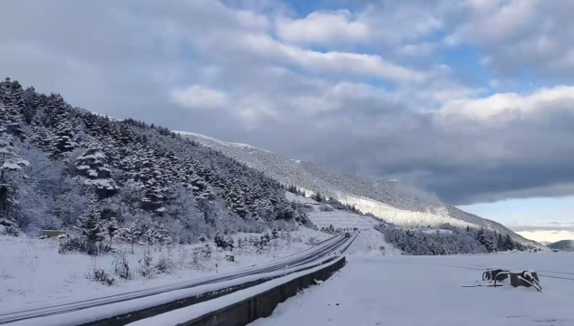過往白馬雪山的駕駛員，請攜帶防滑鏈