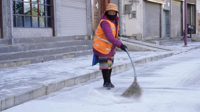 降雪后，香格里拉環(huán)衛(wèi)工掃雪不停歇